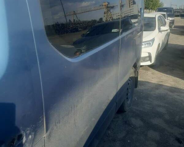 Синий Рено Трафик, объемом двигателя 1.6 л и пробегом 446 тыс. км за 13280 $, фото 2 на Automoto.ua