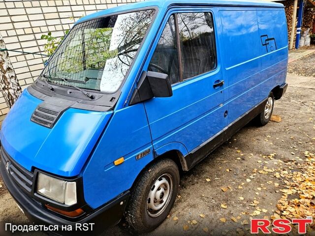 Синий Рено Трафик, объемом двигателя 17 л и пробегом 300 тыс. км за 2150 $, фото 1 на Automoto.ua