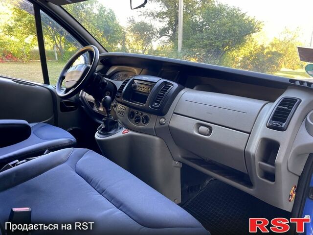 Синій Рено Трафік, об'ємом двигуна 2.5 л та пробігом 317 тис. км за 9300 $, фото 4 на Automoto.ua