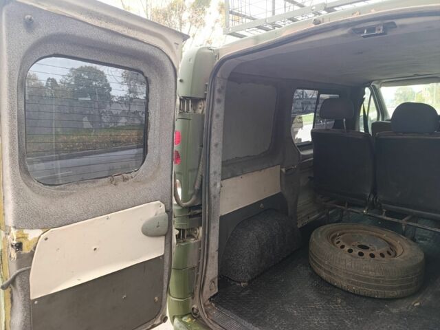 Зеленый Рено Трафик, объемом двигателя 1.9 л и пробегом 318 тыс. км за 3500 $, фото 5 на Automoto.ua