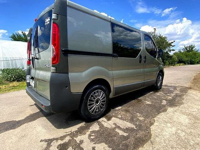 Зелений Рено Трафік, об'ємом двигуна 2 л та пробігом 250 тис. км за 8200 $, фото 4 на Automoto.ua