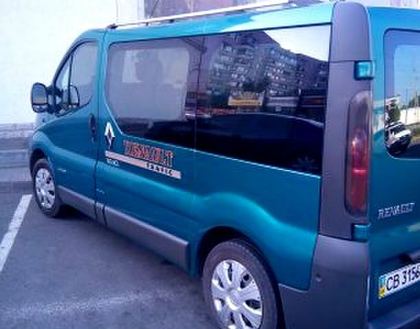 Зеленый Рено Трафик, объемом двигателя 1.9 л и пробегом 400 тыс. км за 6000 $, фото 2 на Automoto.ua