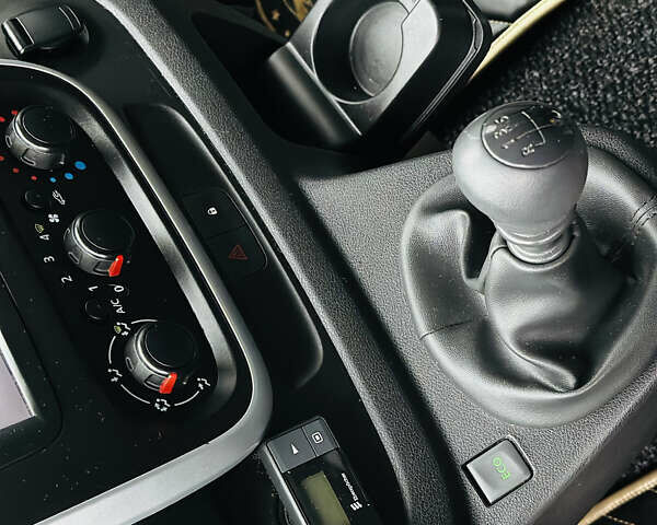 Зеленый Рено Трафик, объемом двигателя 1.6 л и пробегом 178 тыс. км за 19900 $, фото 29 на Automoto.ua