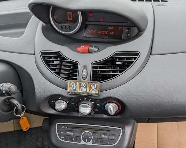 Белый Рено Твинго, объемом двигателя 1.1 л и пробегом 145 тыс. км за 4750 $, фото 31 на Automoto.ua