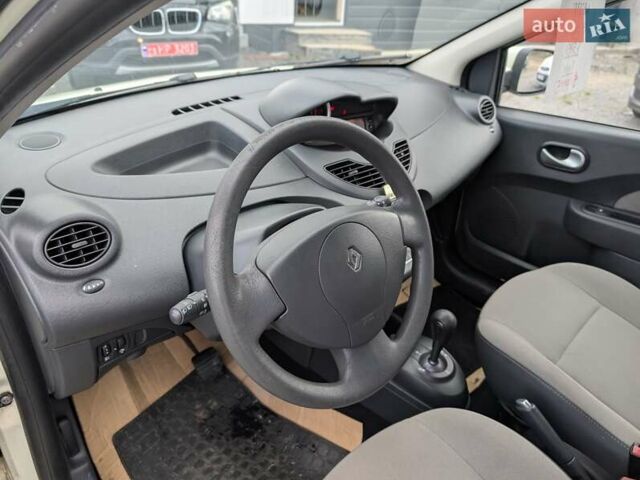 Белый Рено Твинго, объемом двигателя 1.1 л и пробегом 145 тыс. км за 4750 $, фото 23 на Automoto.ua