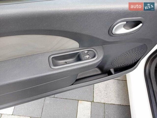 Рено Твінго 2011 у Львові на Automoto.ua Білий Рено Твінго, об'ємом двигуна 1.5 л та пробігом 231 тис. км за 3900 $, фото 6 на Automoto.ua