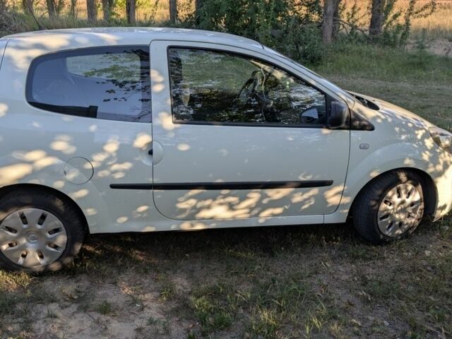 Белый Рено Твинго, объемом двигателя 1.1 л и пробегом 189 тыс. км за 4300 $, фото 2 на Automoto.ua