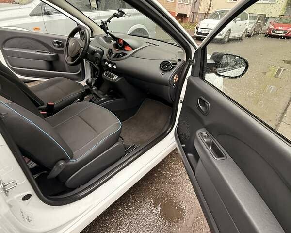 Белый Рено Твинго, объемом двигателя 1.15 л и пробегом 143 тыс. км за 4300 $, фото 8 на Automoto.ua