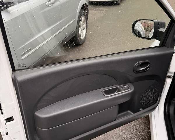 Белый Рено Твинго, объемом двигателя 1.15 л и пробегом 143 тыс. км за 4300 $, фото 14 на Automoto.ua