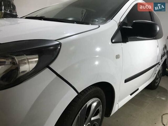 Белый Рено Твинго, объемом двигателя 1.2 л и пробегом 103 тыс. км за 4600 $, фото 5 на Automoto.ua