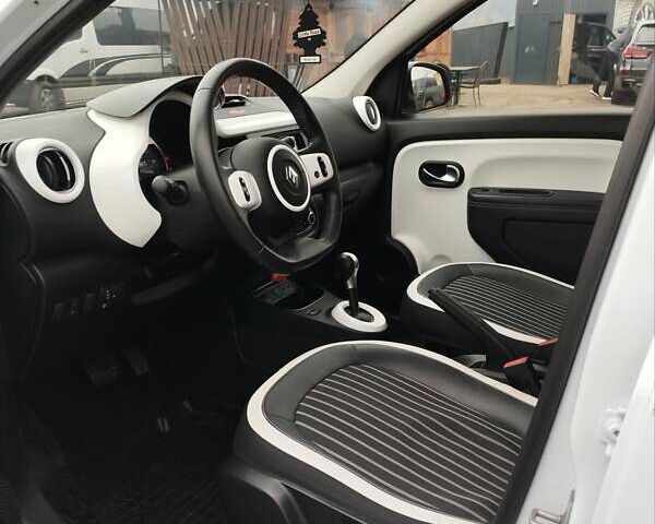 Белый Рено Твинго, объемом двигателя 0 л и пробегом 39 тыс. км за 10000 $, фото 5 на Automoto.ua