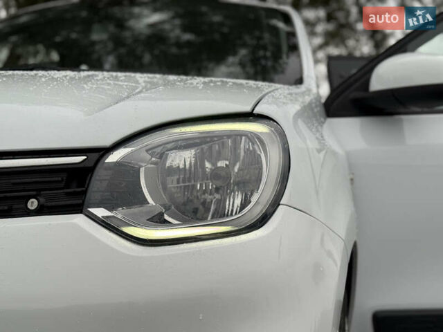 Белый Рено Твинго, объемом двигателя 0 л и пробегом 60 тыс. км за 8600 $, фото 2 на Automoto.ua