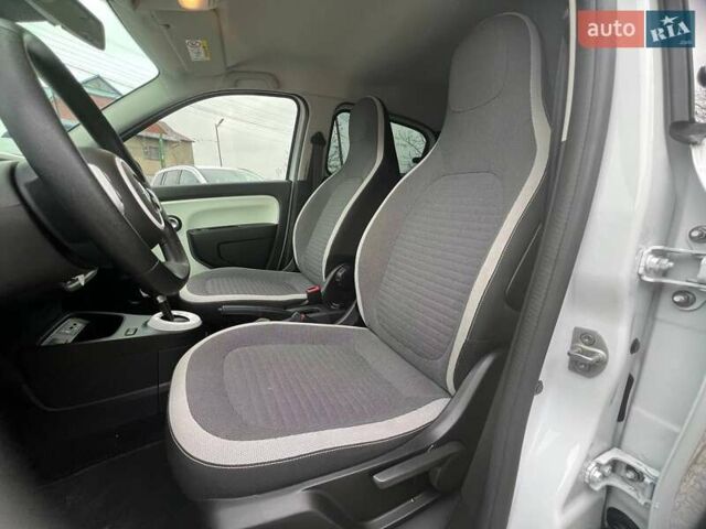 Белый Рено Твинго, объемом двигателя 0 л и пробегом 27 тыс. км за 8999 $, фото 17 на Automoto.ua