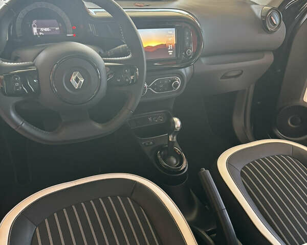 Черный Рено Твинго, объемом двигателя 0 л и пробегом 15 тыс. км за 9400 $, фото 7 на Automoto.ua