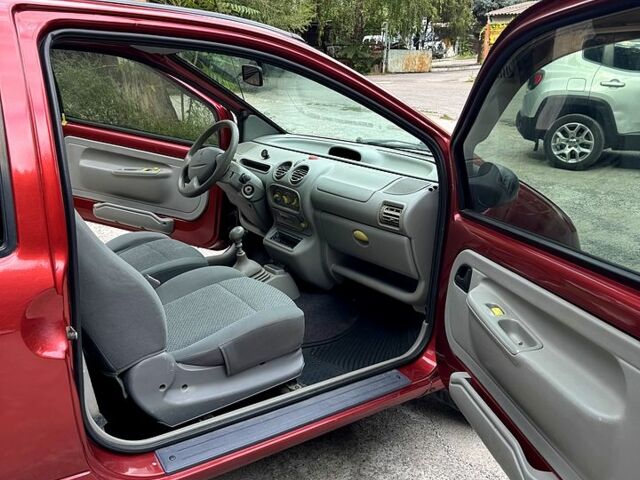 Рено Твінго 1994 у Запоріжжя на Automoto.ua Червоний Рено Твінго, об'ємом двигуна 1.2 л та пробігом 196 тис. км за 2800 $, фото 6 на Automoto.ua