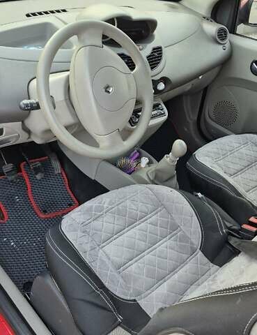 Красный Рено Твинго, объемом двигателя 1.1 л и пробегом 270 тыс. км за 3200 $, фото 7 на Automoto.ua