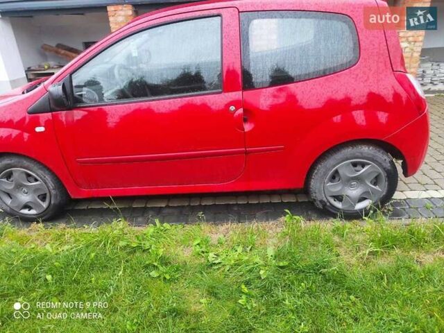 Красный Рено Твинго, объемом двигателя 1.1 л и пробегом 64 тыс. км за 3200 $, фото 1 на Automoto.ua