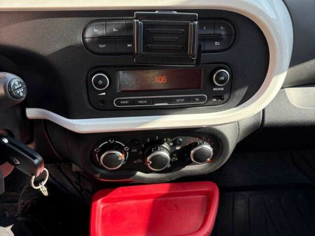 Рено Твінго 2014 у Запоріжжя на Automoto.ua Червоний Рено Твінго, об'ємом двигуна 1 л та пробігом 179 тис. км за 5200 $, фото 7 на Automoto.ua