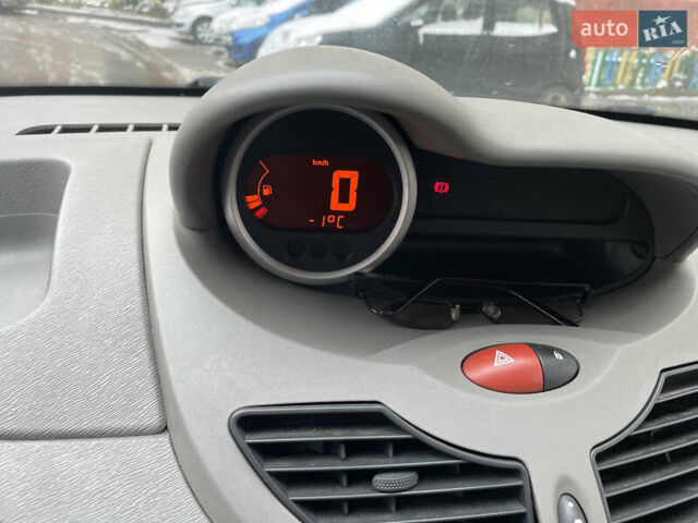 Сірий Рено Твінго, об'ємом двигуна 1.5 л та пробігом 290 тис. км за 3800 $, фото 8 на Automoto.ua