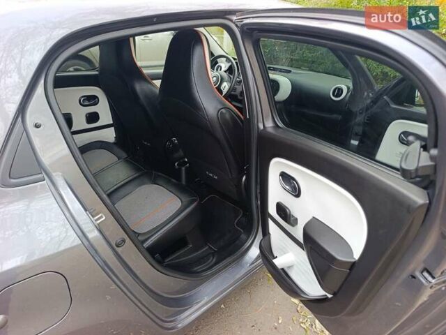 Серый Рено Твинго, объемом двигателя 0 л и пробегом 61 тыс. км за 7950 $, фото 3 на Automoto.ua