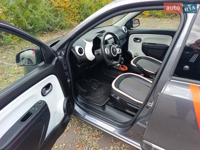 Серый Рено Твинго, объемом двигателя 0 л и пробегом 61 тыс. км за 7950 $, фото 6 на Automoto.ua