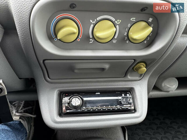 Зеленый Рено Твинго, объемом двигателя 1.2 л и пробегом 137 тыс. км за 3500 $, фото 60 на Automoto.ua