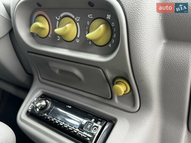 Зеленый Рено Твинго, объемом двигателя 1.2 л и пробегом 137 тыс. км за 3500 $, фото 54 на Automoto.ua