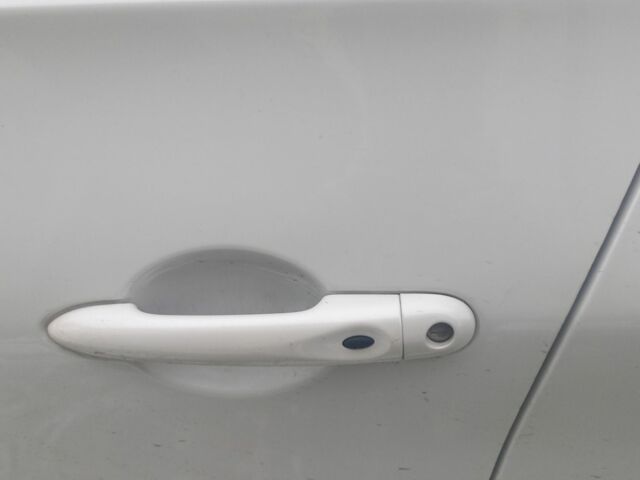 Белый Рено Зое, объемом двигателя 0 л и пробегом 150 тыс. км за 5550 $, фото 8 на Automoto.ua