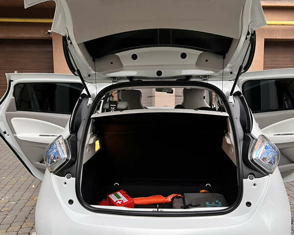 Белый Рено Зое, объемом двигателя 0 л и пробегом 80 тыс. км за 7400 $, фото 12 на Automoto.ua