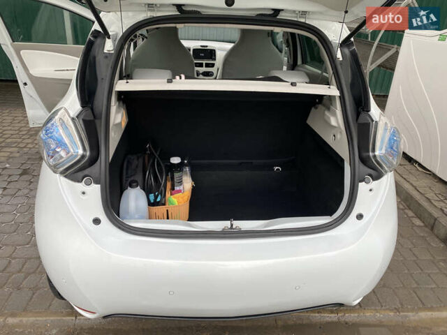 Белый Рено Зое, объемом двигателя 0 л и пробегом 211 тыс. км за 5800 $, фото 16 на Automoto.ua