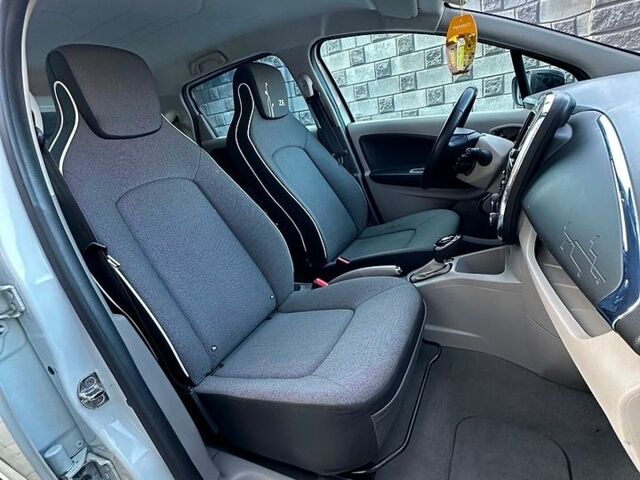 Белый Рено Зое, объемом двигателя 0 л и пробегом 107 тыс. км за 7500 $, фото 13 на Automoto.ua