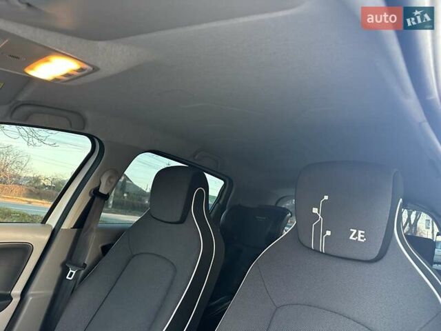 Белый Рено Зое, объемом двигателя 0 л и пробегом 120 тыс. км за 5999 $, фото 32 на Automoto.ua