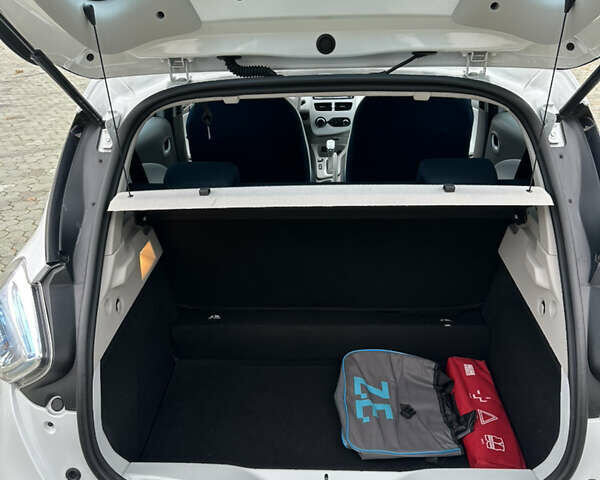 Білий Рено Зое, об'ємом двигуна 0 л та пробігом 72 тис. км за 5999 $, фото 19 на Automoto.ua