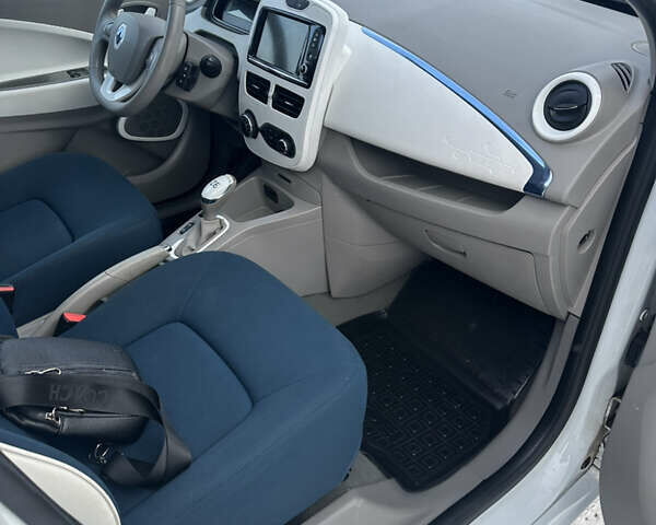 Білий Рено Зое, об'ємом двигуна 0 л та пробігом 73 тис. км за 5800 $, фото 30 на Automoto.ua