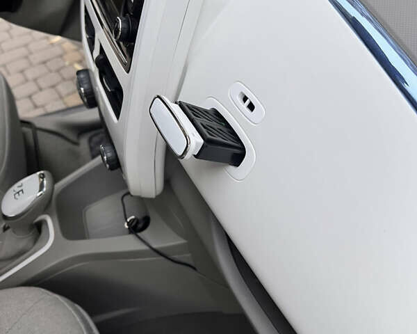 Белый Рено Зое, объемом двигателя 0 л и пробегом 80 тыс. км за 7400 $, фото 8 на Automoto.ua