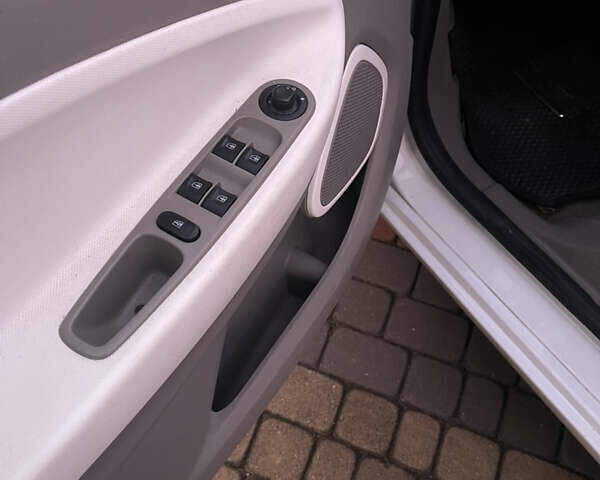 Белый Рено Зое, объемом двигателя 0 л и пробегом 155 тыс. км за 6800 $, фото 7 на Automoto.ua