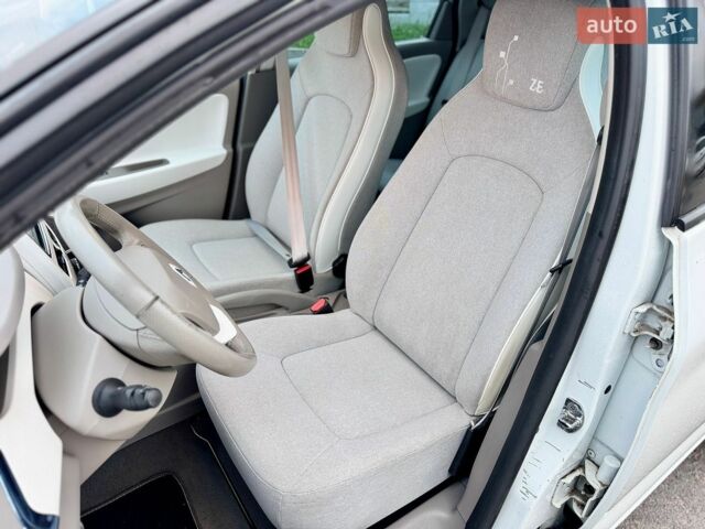 Білий Рено Зое, об'ємом двигуна 0 л та пробігом 84 тис. км за 6990 $, фото 22 на Automoto.ua