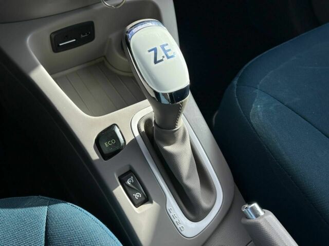 Білий Рено Зое, об'ємом двигуна 0 л та пробігом 201 тис. км за 6400 $, фото 15 на Automoto.ua