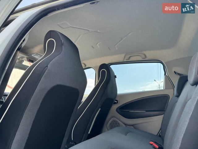Белый Рено Зое, объемом двигателя 0 л и пробегом 155 тыс. км за 6300 $, фото 26 на Automoto.ua