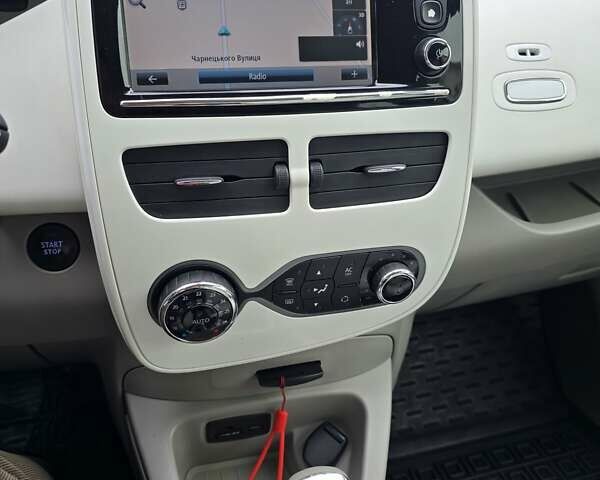 Белый Рено Зое, объемом двигателя 0 л и пробегом 209 тыс. км за 5800 $, фото 14 на Automoto.ua