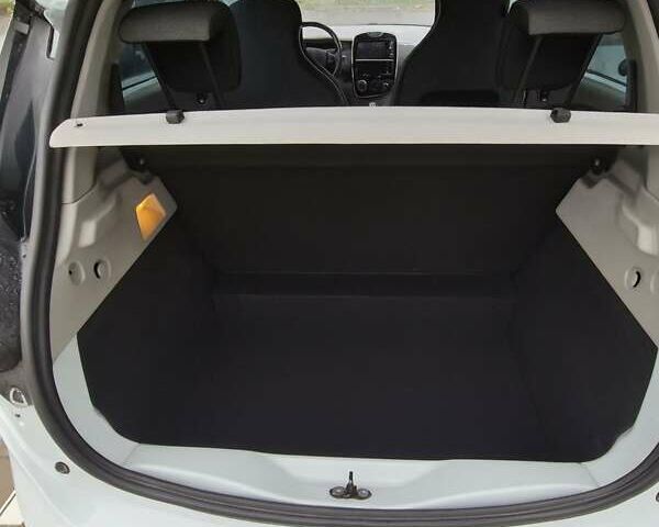 Белый Рено Зое, объемом двигателя 0 л и пробегом 138 тыс. км за 6700 $, фото 19 на Automoto.ua