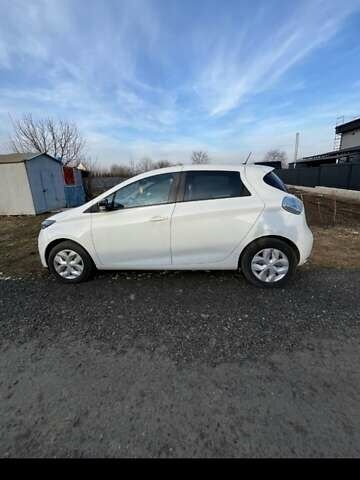 Белый Рено Зое, объемом двигателя 0 л и пробегом 75 тыс. км за 6400 $, фото 2 на Automoto.ua