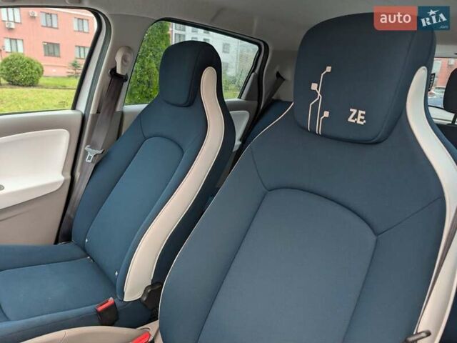 Белый Рено Зое, объемом двигателя 0 л и пробегом 154 тыс. км за 5700 $, фото 22 на Automoto.ua