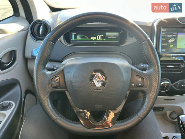 Белый Рено Зое, объемом двигателя 0 л и пробегом 88 тыс. км за 5700 $, фото 19 на Automoto.ua