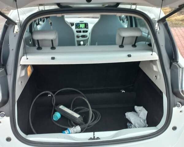 Белый Рено Зое, объемом двигателя 0 л и пробегом 150 тыс. км за 5550 $, фото 20 на Automoto.ua