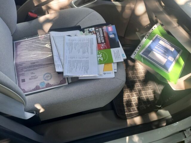 Белый Рено Зое, объемом двигателя 0 л и пробегом 150 тыс. км за 5550 $, фото 12 на Automoto.ua