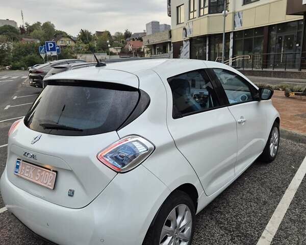 Белый Рено Зое, объемом двигателя 0 л и пробегом 135 тыс. км за 6499 $, фото 4 на Automoto.ua