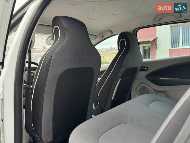 Белый Рено Зое, объемом двигателя 0 л и пробегом 158 тыс. км за 5999 $, фото 30 на Automoto.ua