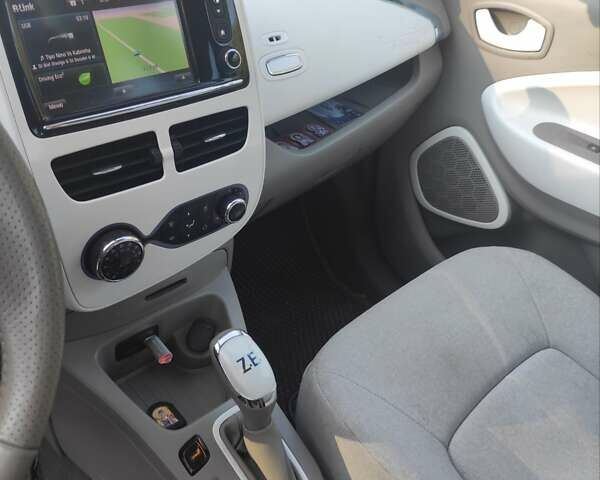 Белый Рено Зое, объемом двигателя 0 л и пробегом 62 тыс. км за 7200 $, фото 10 на Automoto.ua