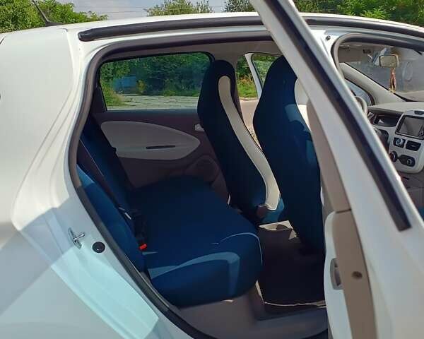 Белый Рено Зое, объемом двигателя 0 л и пробегом 53 тыс. км за 6000 $, фото 16 на Automoto.ua